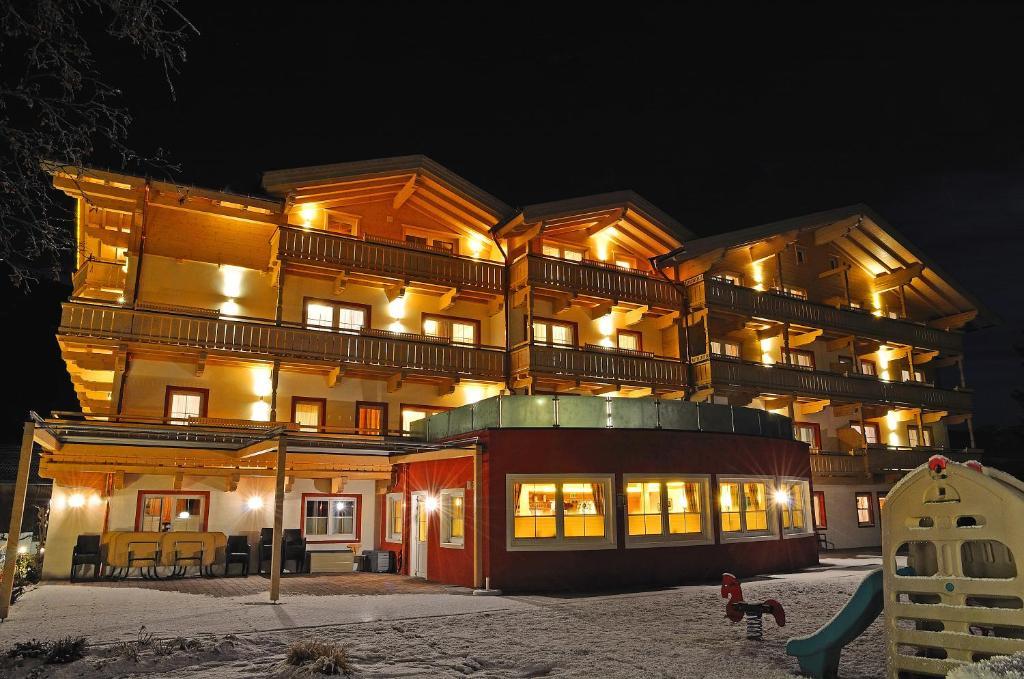 Hotel Grundlhof ブラームベルク・アム・ヴィルトコーゲル エクステリア 写真